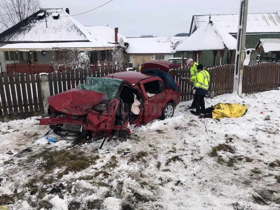 În urma impactului, autoturismul a fost proiectat în afara drumului, iar cei doi soți au rămas încarcerați în mașină