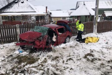 În urma impactului, autoturismul a fost proiectat în afara drumului, iar cei doi soți au rămas încarcerați în mașină