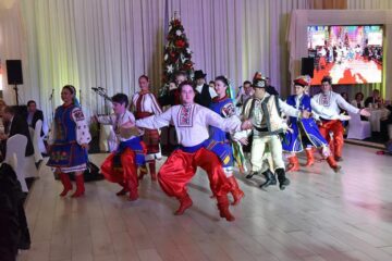 Dansatorii Ansamblului "Ciprian Porumbescu". Foto: Artistul