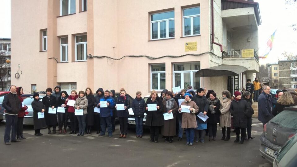 Proteste ale angajaților din mai multe instituții