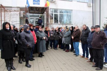 Angajații Casei Județene de Pensii Suceava sunt nemulțumiți de salariile pe care le primesc
