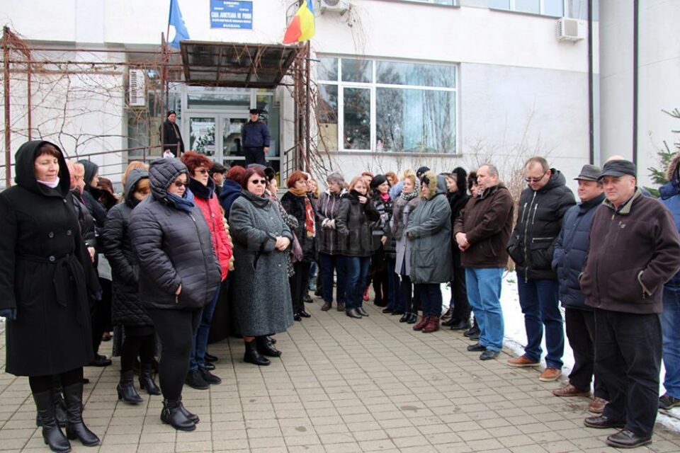 Angajații Casei Județene de Pensii Suceava sunt nemulțumiți de salariile pe care le primesc Angajații Casei Județene de Pensii Suceava sunt nemulțumiți de salariile pe care le primesc