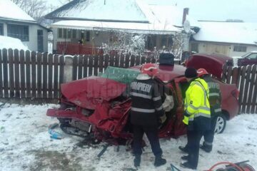 În urma impactului, femeia și soțul ei au rămas încarcerați în mașină, ea fiind transportată de urgență la spital, unde a fost operată