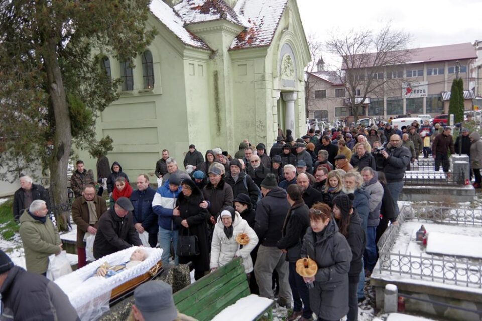 Peste 200 de oameni l-au condus pe Roman Istrati pe ultimul drum