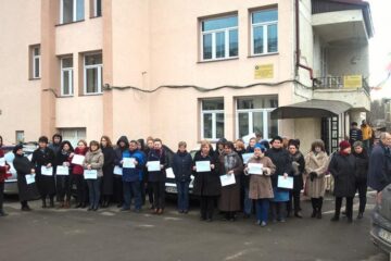 În jur de 50 de angajați de la Agenția Județeană de Ocupare a Forței de Muncă Suceava și de la Agenția Județeană de Plăți și Inspecții Sociale Suceava au protestat ieri