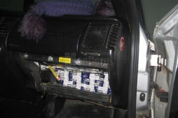 Autoutilitară Mercedes și aproape 15.000 de pachete de țigări, confiscate de polițiști în trafic