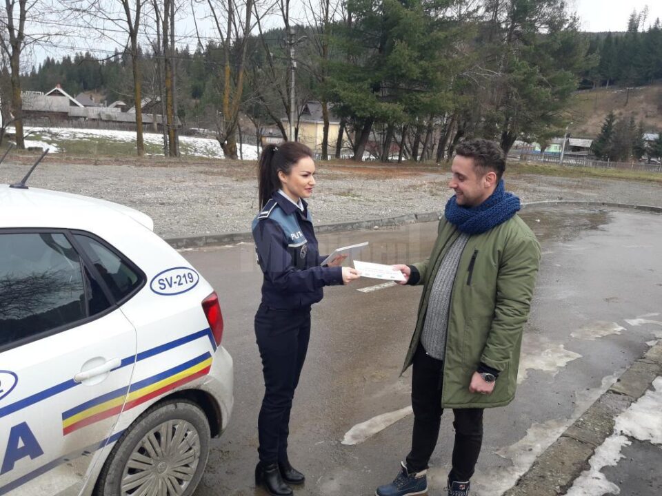 Peste 200 de ghiduri cu recomandări, distribuite de Poliție în cadrul campaniei ,,Sărbători de Iarnă în Siguranță”