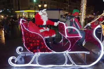 Moș Crăciun a venit cu mii de cadouri pentru copii, la bradul din Centru