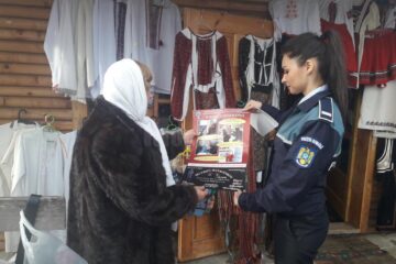 Peste 200 de ghiduri cu recomandări, distribuite de Poliție în cadrul campaniei ,,Sărbători de Iarnă în Siguranță” Peste 200 de ghiduri cu recomandări, distribuite de Poliție în cadrul campaniei ,,Sărbători de Iarnă în Siguranță”