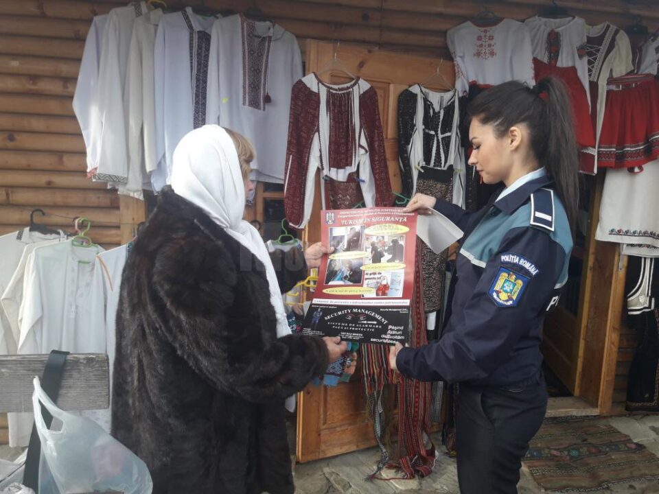 Peste 200 de ghiduri cu recomandări, distribuite de Poliție în cadrul campaniei ,,Sărbători de Iarnă în Siguranță”