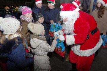 Moș Crăciun a împărțit mii de cadouri în centrul Sucevei