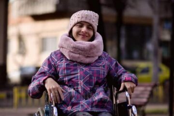 Oana suferă de tetrapareză spastică și se poate deplasa doar cu ajutorul unui scaun cu rotile