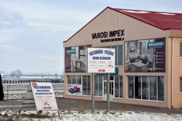 Crescătoria de sturioni este situată în spatele magazinului Verosi-Bellona din apropierea intrării în Rădăuți