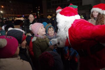 Moș Crăciun a venit cu mii de cadouri pentru copii, la bradul din Centru