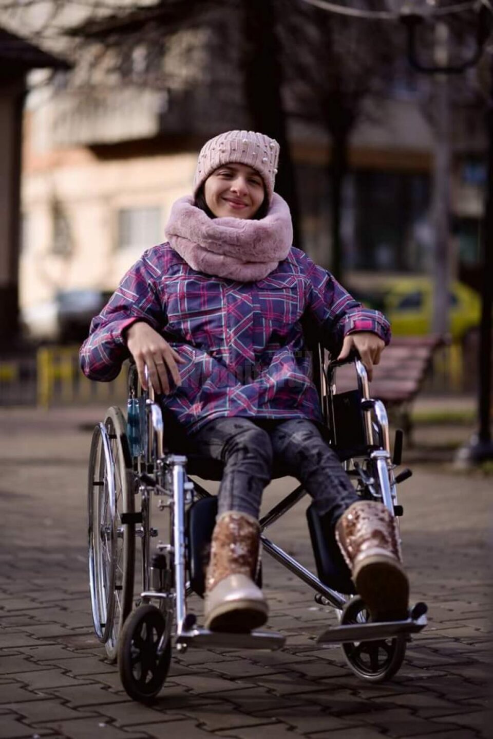 Oana suferă de tetrapareză spastică și se poate deplasa doar cu ajutorul unui scaun cu rotile Oana suferă de tetrapareză spastică și se poate deplasa doar cu ajutorul unui scaun cu rotile