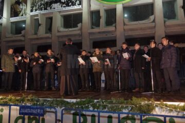 Moș Crăciun a venit cu mii de cadouri pentru copii, la bradul din Centru