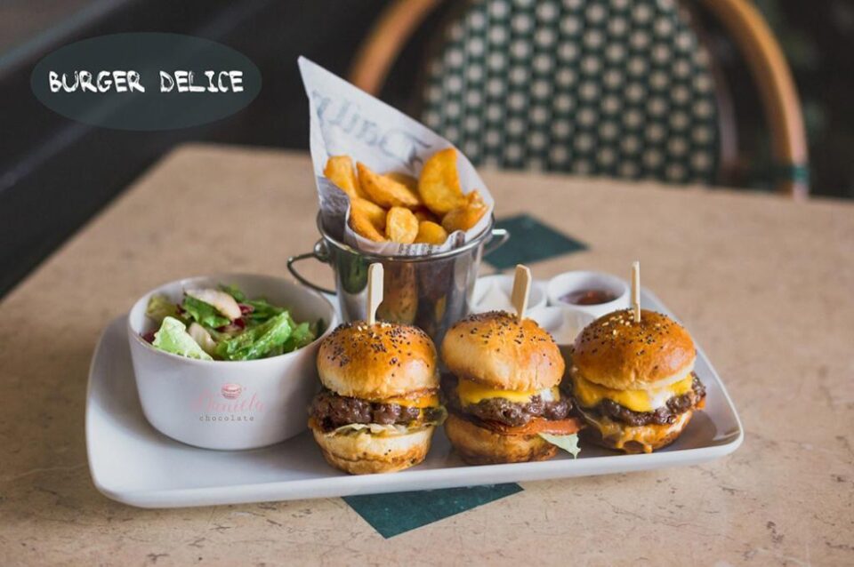 Un delicios meniu cu trei mini burgeri vă poate încânta cu siguranță gustul