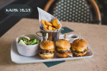 Un delicios meniu cu trei mini burgeri vă poate încânta cu siguranță gustul