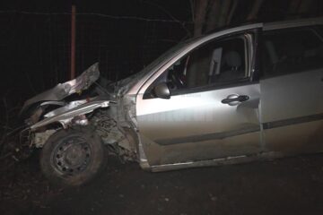 În autoturism se aflau patru tineri, doi dintre aceștia fiind răniți