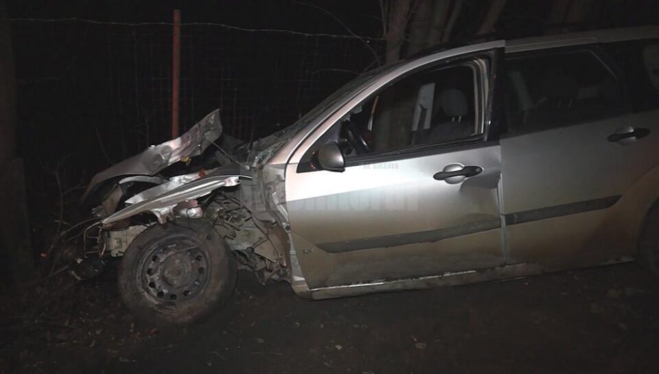 În autoturism se aflau patru tineri, doi dintre aceștia fiind răniți