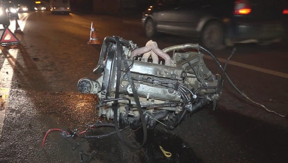 În urma impactului, motorul mașinii a fost proiectat în mijlocul drumului