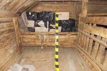 Inculpatul a depozitat țigări în valoare de peste 90.000 de lei în grajdul din curtea unei vecine