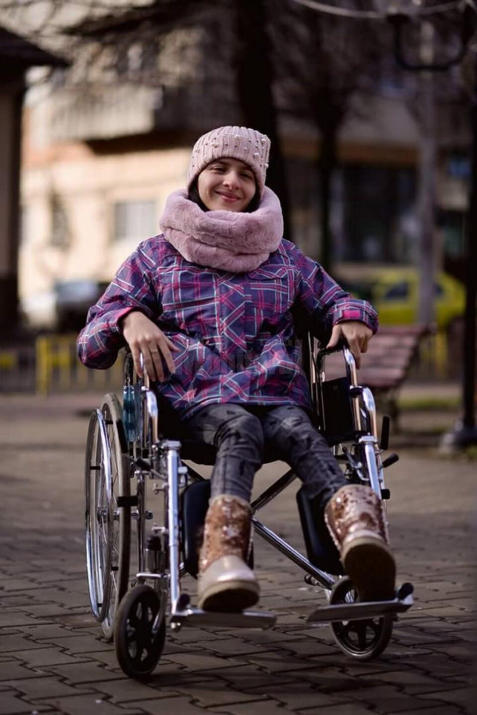 Fondurile strânse în urma târgului vor ajunge la Oana - Elena Cojocari, care suferă de tetrapareză spastică