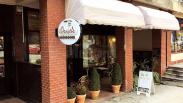 Noul local Daniela Chocolate din strada Curtea Domnească, vizavi de Hala Mare