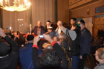 Flacăra pentru lumânările de Hanuka, oferită la Suceava de prim rabinul Rafael Schaffer, unui copil de 8 ani