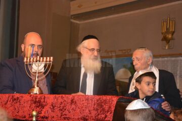 Pregatirea pentru ritualul aprinderii lumanarilor