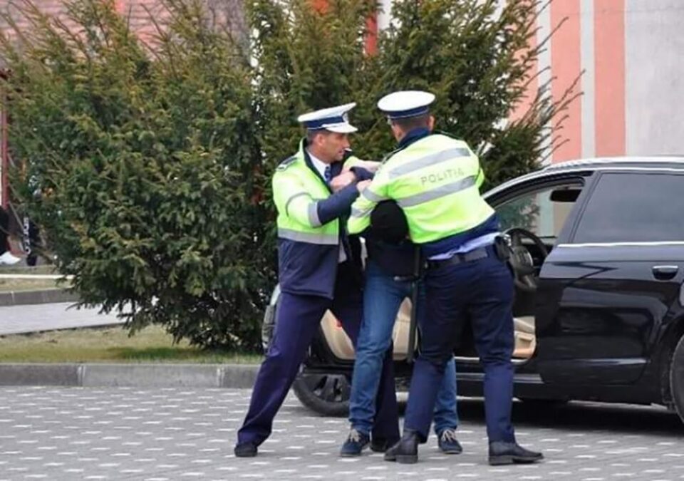Reprezentanții IPJ Suceava atrag atenția că se poate interveni în forță în cazul în care persoanele care sunt legitimate devin violente, chiar și verbal Reprezentanții IPJ Suceava atrag atenția că se poate interveni în forță în cazul în care persoanele care sunt legitimate devin violente, chiar și verbal