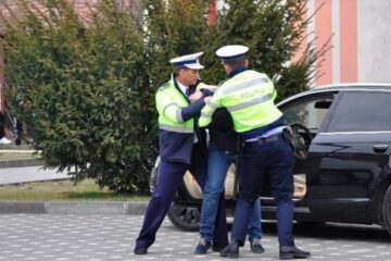 Reprezentanții IPJ Suceava atrag atenția că se poate interveni în forță în cazul în care persoanele care sunt legitimate devin violente, chiar și verbal