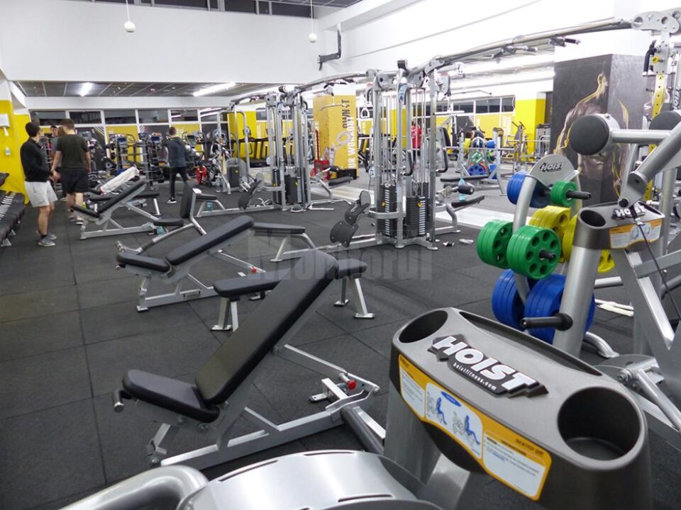Sala de fitness beneficiază de o varietate impresionantă de aparate, produse de firme de top