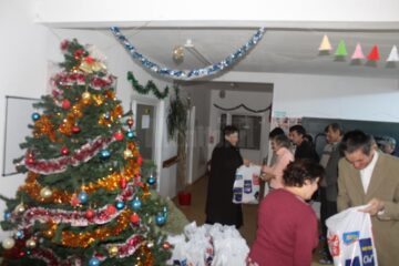 Concert de colinde și cadouri pentru beneficiarii Centrului de Recuperare Mitocu Dragomirnei