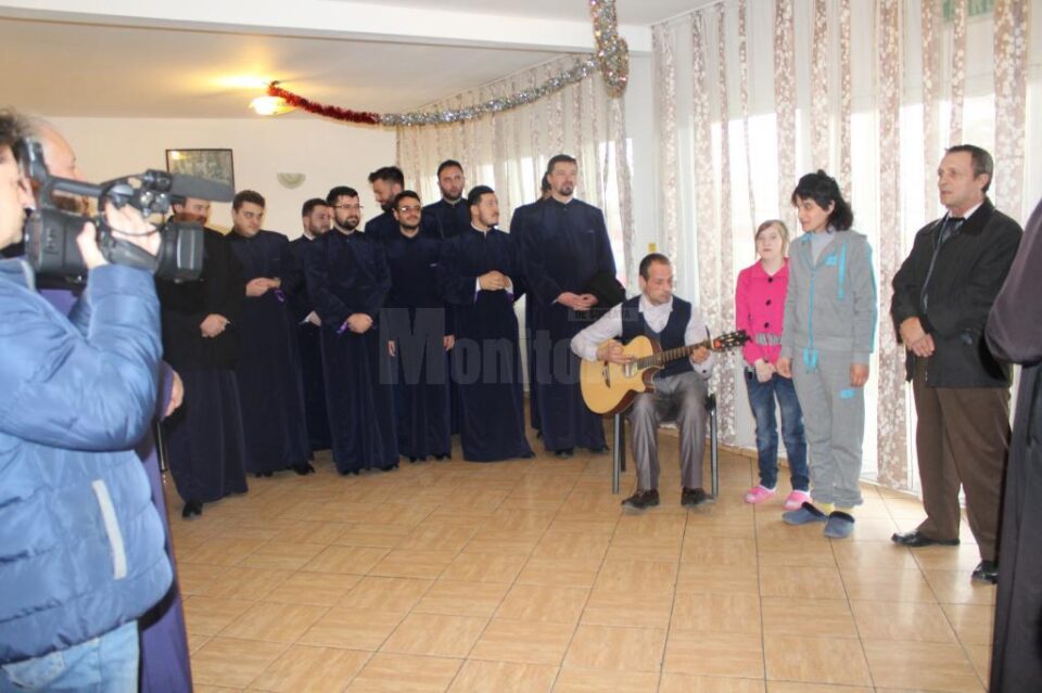 Concert de colinde și cadouri pentru beneficiarii Centrului de Recuperare Mitocu Dragomirnei
