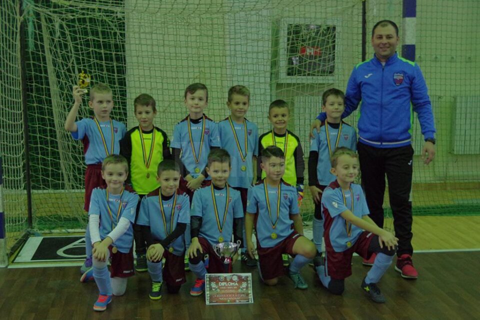 Luceafarul Bucovina Suceava a castigat trofeul la grupa 2010, antrenor Mihai Ciubotaru