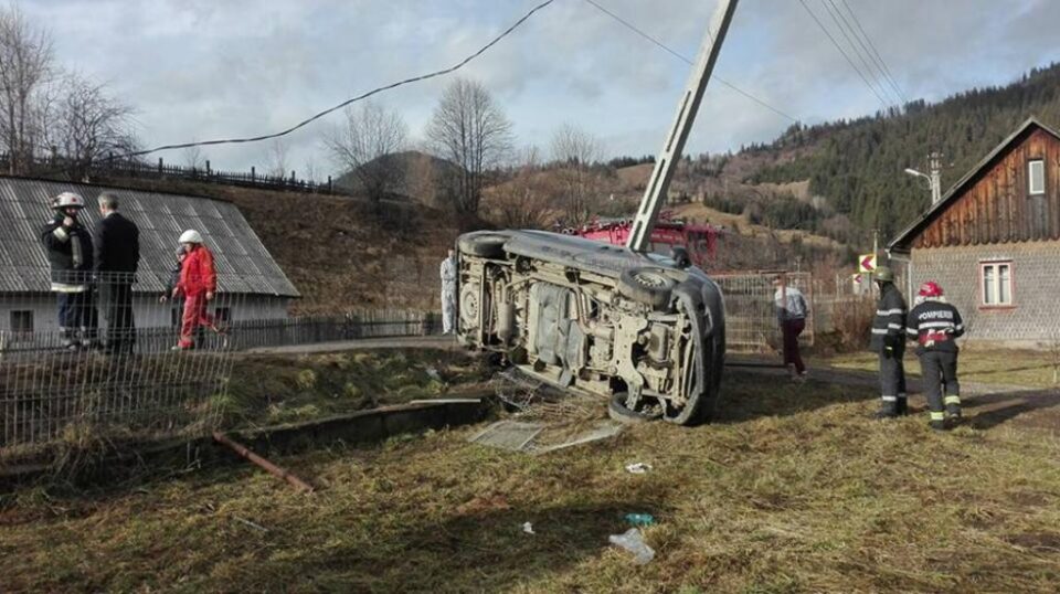 Microbuzul s-a răsturnat în curtea unui localnic după ce a lovit un stâlp de beton