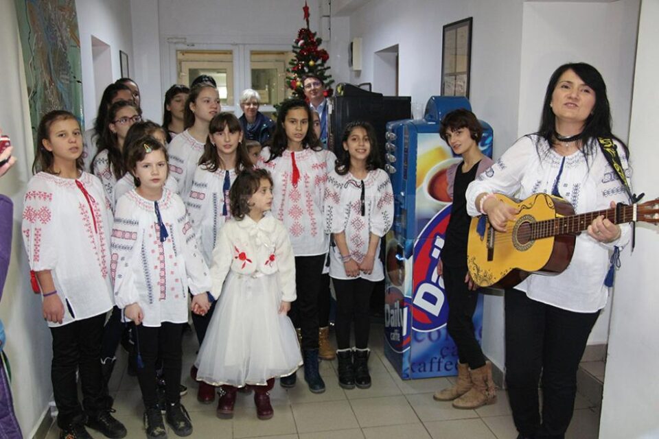 Centrul „Floare de colț” Dorohoi a colindat Monitorul de Suceava