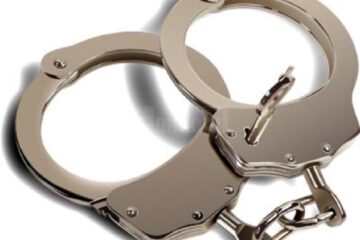 Unul dintre șoferi a fost încătușat după ce a devenit recalcitrant. Sursa foto: newsme.ro