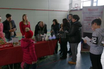 Cornel Manaz, Iulia Manaz și Florin Haidamac, la standul romanului "Copiii din tren coboară la prima"