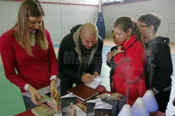 Peste 7.500 de lei, din Târgul de Crăciun al elevilor Școlii Gimnaziale Ipotești, pentru copiii din Centrul de plasament Dorohoi