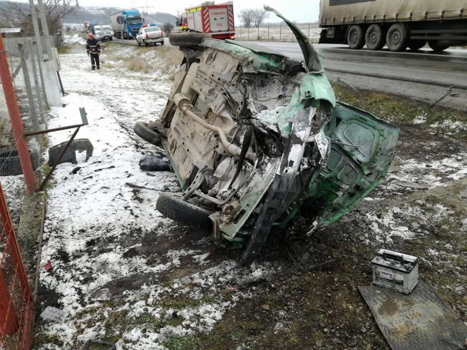 În urma impactului puternic, cel de la volan a fost rănit
