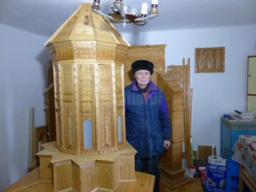Lucrarea care redă Biserica Sf. Trei Ierarhi, realizată pe bucăți, din lipsă de spațiu