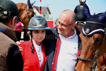 Ioana Băișanu (stânga), locul I la juniori la proba de sărituri peste obstacole