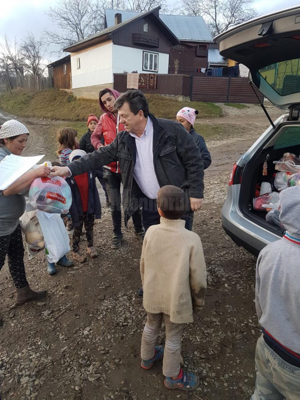 Aproape 100 de copii din Drăgoiești au primit cadouri din partea senatorului Virginel Iordache