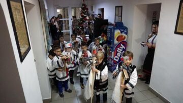 Monitorul de Suceava a fost colindat de „Albinuțele” de la Grădinița „Sf. Ioan cel Nou”