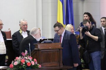 Arheologul sucevean dr. Bogdan Petru Niculică, cercetător științific la Muzeul Bucovinei Suceava, a fost distins vineri, 15 decembrie a.c., la festivitatea de acordare a premiilor Academiei Române, cu Premiul „Vasile Pârvan”