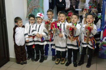 „Albinuțele”, de la Grădinița „Sf. Ioan cel Nou”, au colindat Monitorul de Suceava