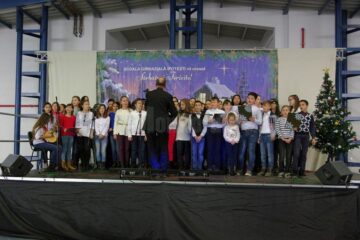 Peste 7.500 de lei, din Târgul de Crăciun al elevilor Școlii Gimnaziale Ipotești, pentru copiii din Centrul de plasament Dorohoi
