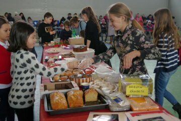 Peste 7.500 de lei, din Târgul de Crăciun al elevilor Școlii Gimnaziale Ipotești, pentru copiii din Centrul de plasament Dorohoi